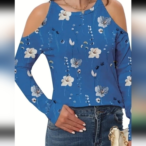 Tops - Nwot womens cold shoulder top